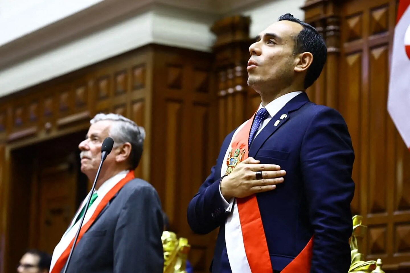 El nuevo presidente de Perú, José Jeri Ore juramenta durante una ceremonia en el Congreso Nacional