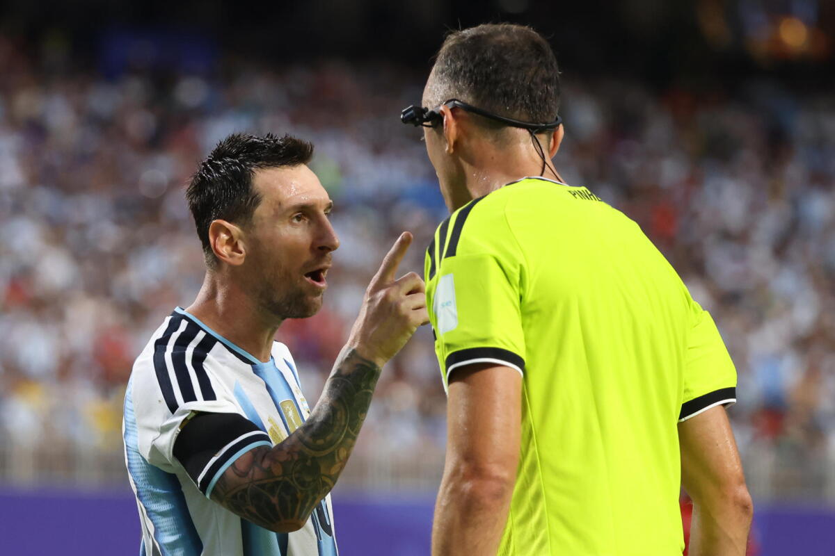 Lionel Messi discute con el árbitro central João Pinheiro de Portugal este sábado, en un partido de cuartos de final del Mundial de la FIFA 2026 entre Argentina y Suiza en el estadio Arrowhead de Kansas (EE.UU.).