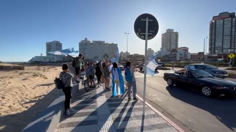 Así festejaron los argentinos en Punta del Este la clasificación albiceleste a la final del Mundial de Qatar 2022