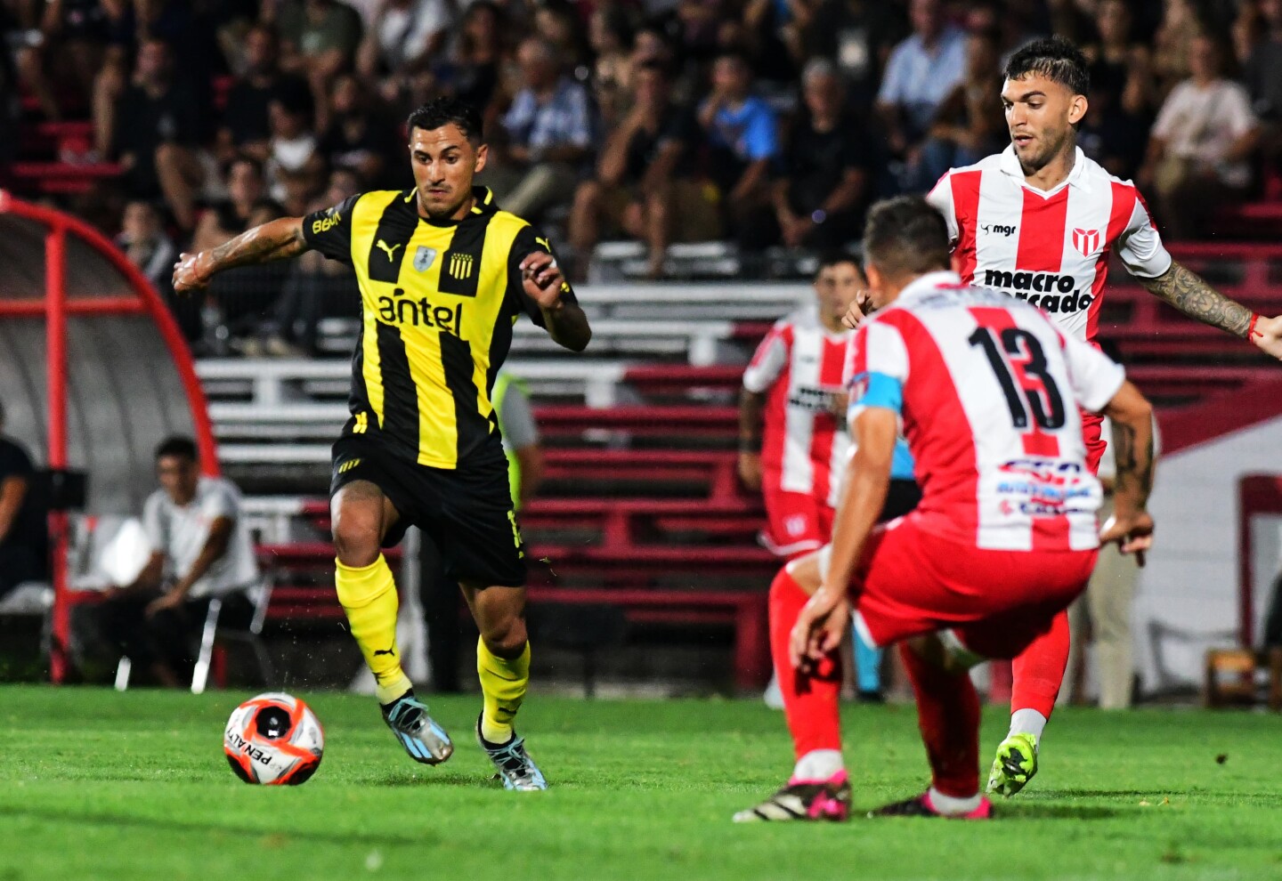 Eduardo Darias en el partido entre River Plate y Peñarol en el Parque Saroldi.