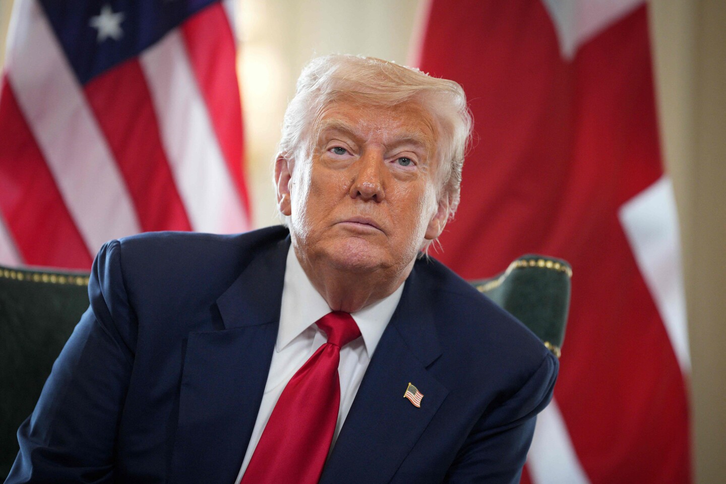 El presidente de Estados Unidos, Donald Trump, habla durante una reunión bilateral con el primer ministro británico, Keir Starmer, en el campo de golf Trump Turnberry