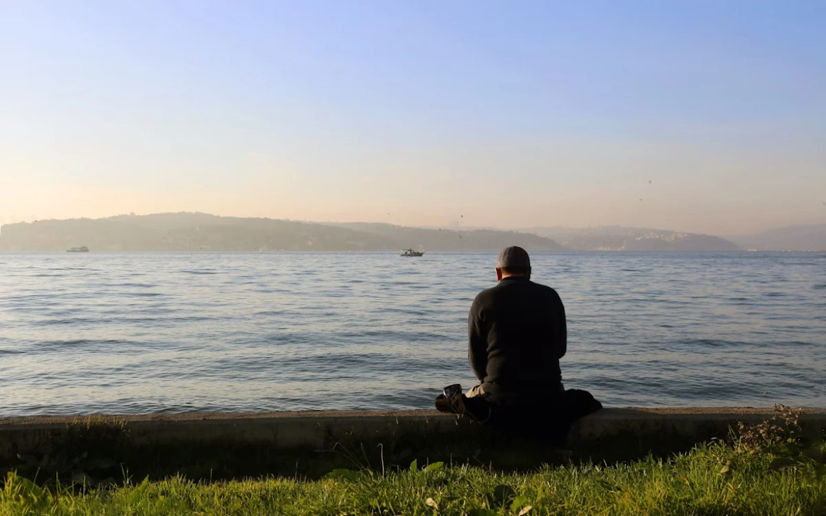 ¿La soledad causa demencia? El hallazgo que cambia lo que sabíamos sobre el cerebro
