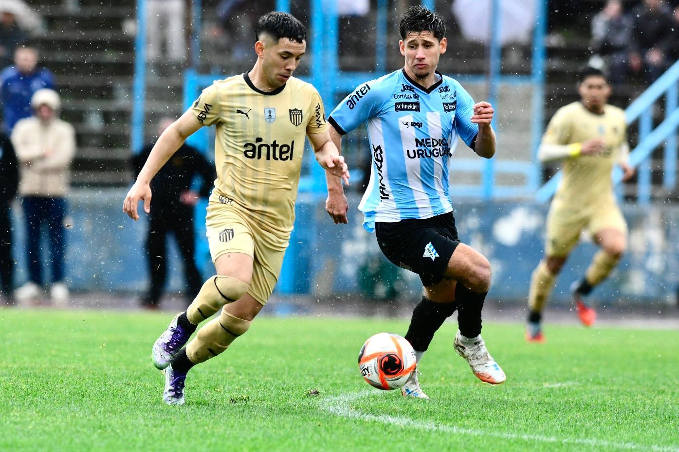 Leonardo Fernández con la pelota en el partido entre Cerro y Peñarol en el Luis Tróccoli.