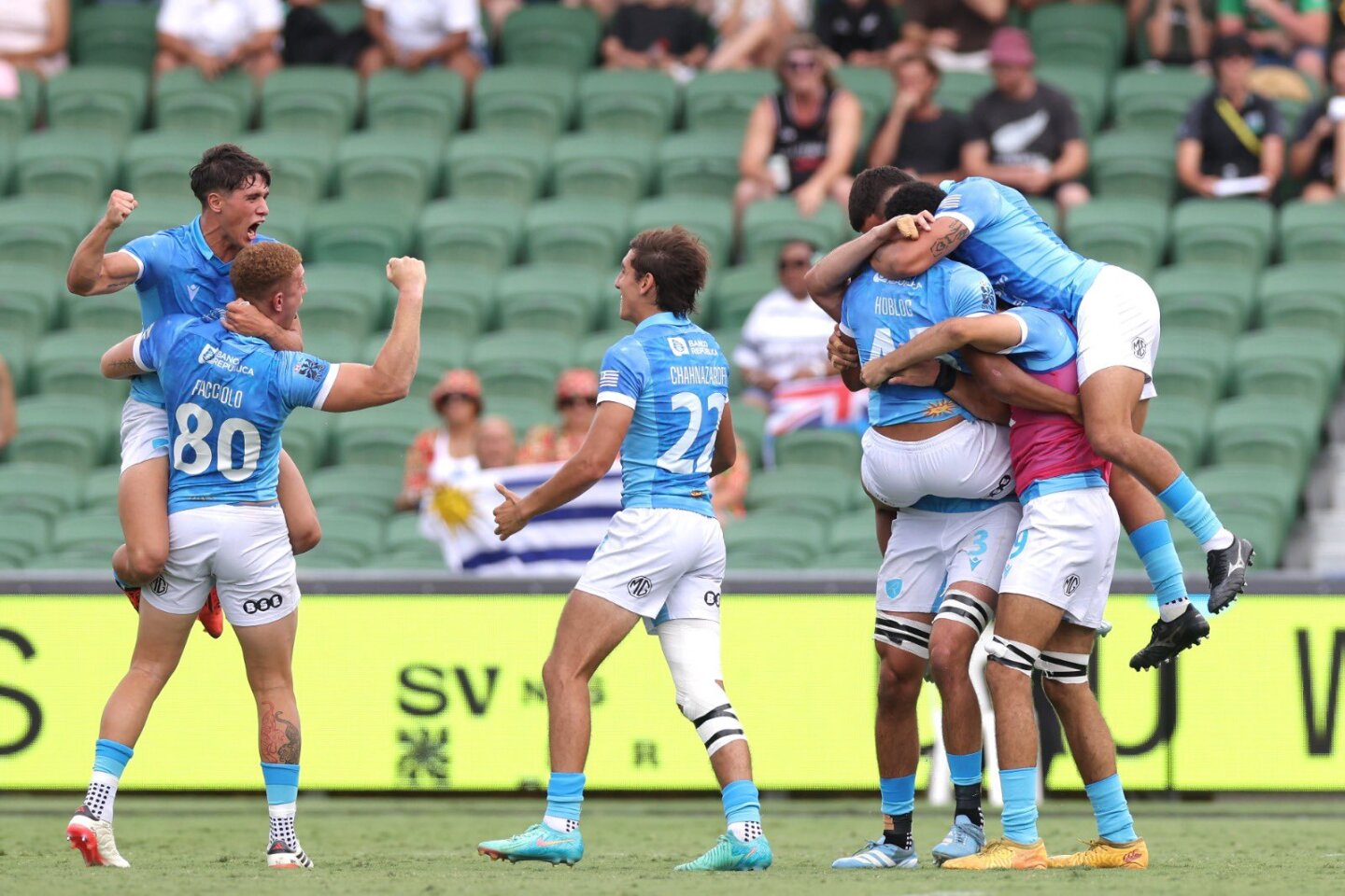 Los Teros celebran un gran triunfo en el Circuito Mundial de Seven en Perth, Australia.