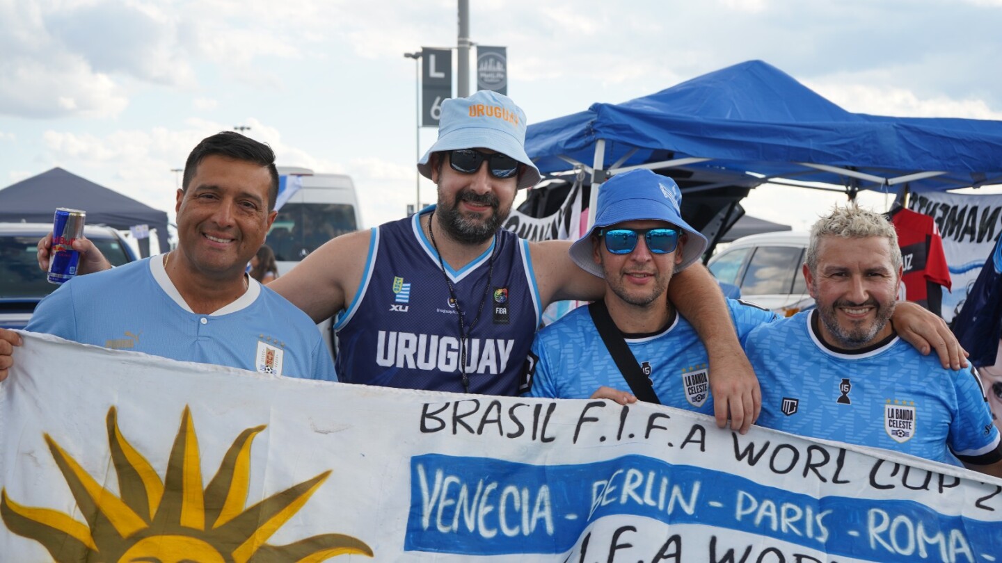 Los hinchas de Uruguay acompañando en la Copa América en la estatua.