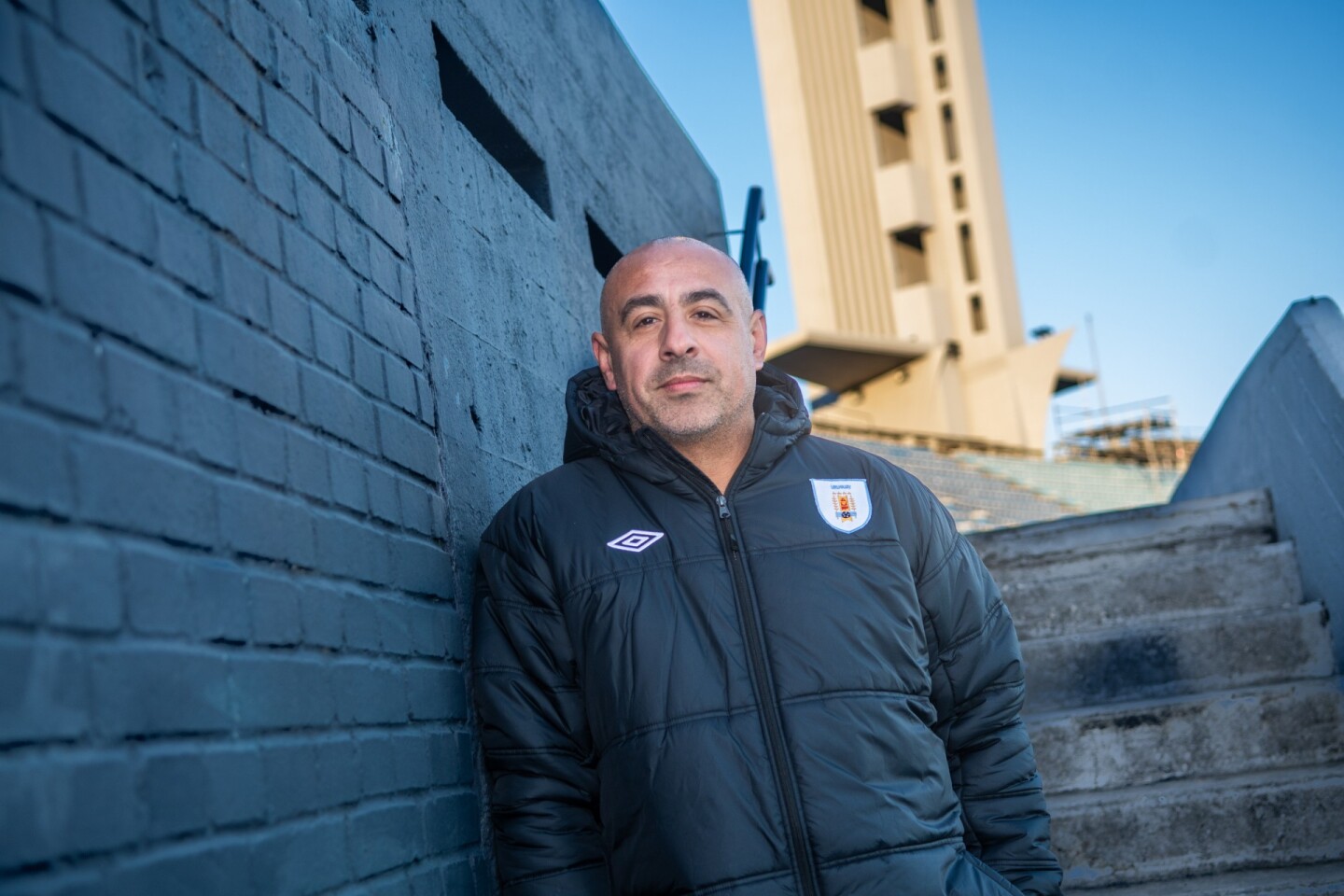 Pablo Melo en el Estadio Centenario, trabajando en el partido entre Montevideo City Torque y Miramar Misiones.