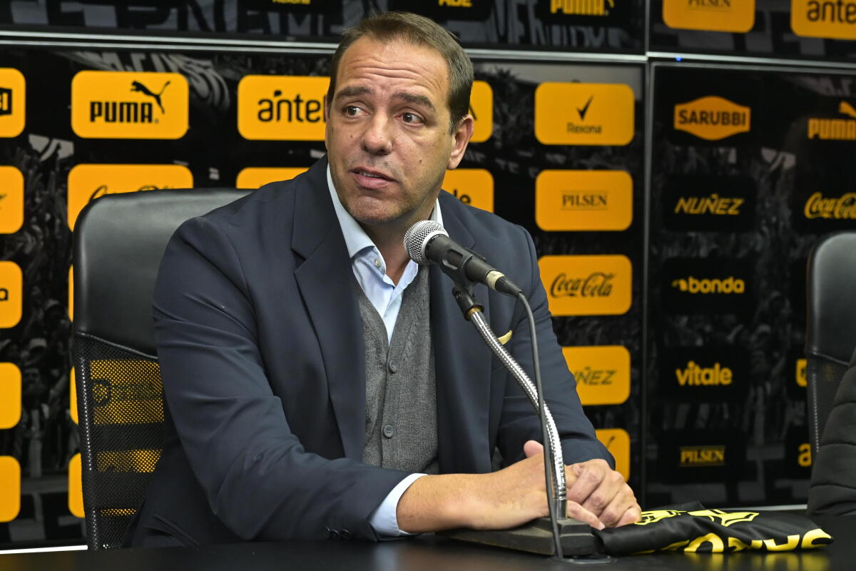 Ignacio Rulgio en la conferencia de prensa por la renovación de Matías Arezo.