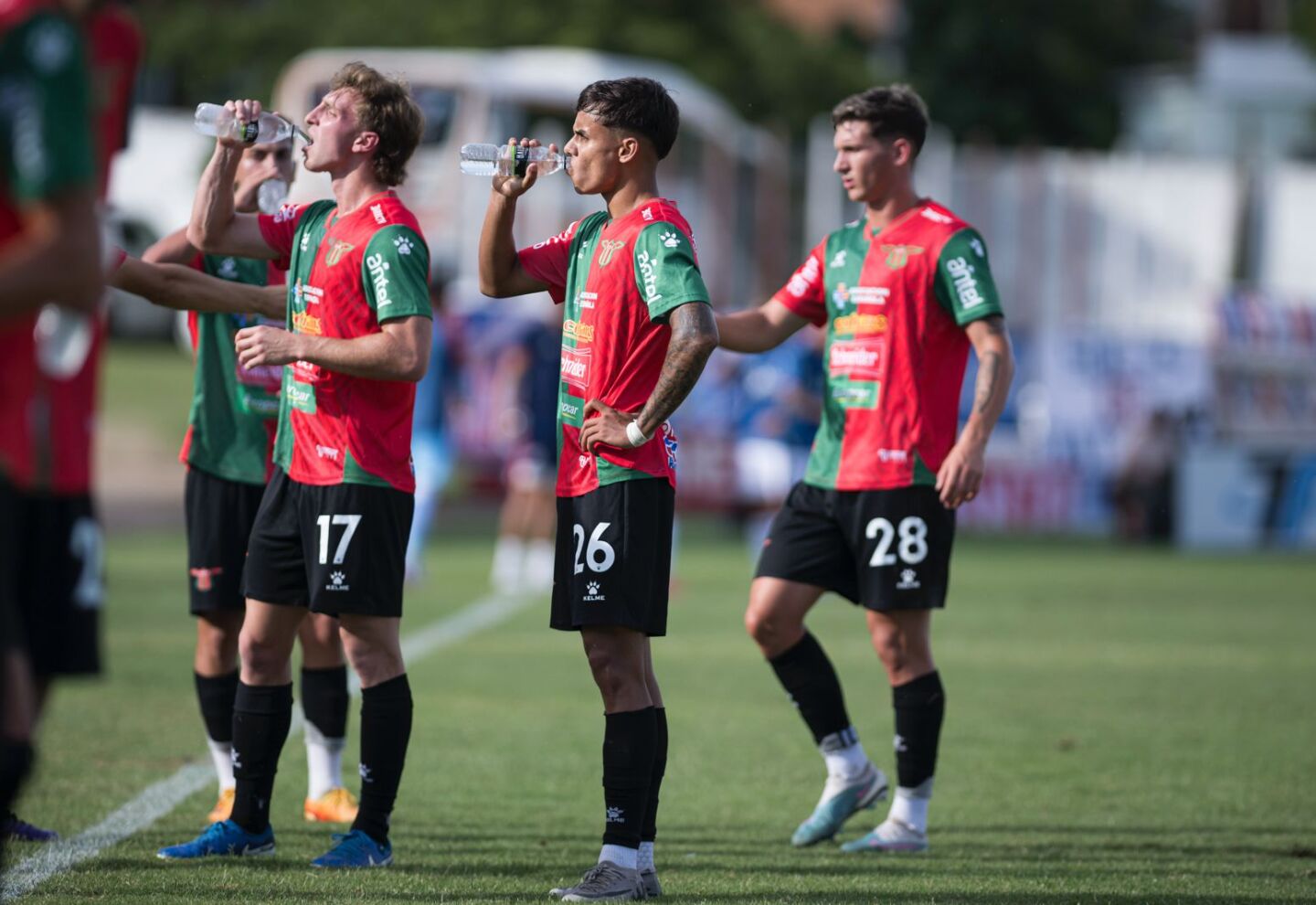 Los jugadores de Boston River en el minuto de agua en el Campeones Olímpicos.