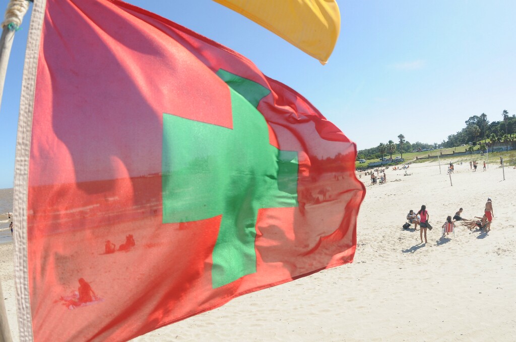 Bandera sanitaria por presencia de cianobacterias en playa uruguaya. Foto: Archivo El País