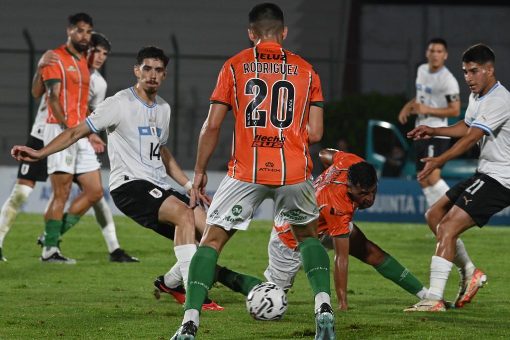 Nicolás Marichal y Renzo Sánchez disputan la pelota en el partido entre la Sub 23 de Uruguay y Banfield.