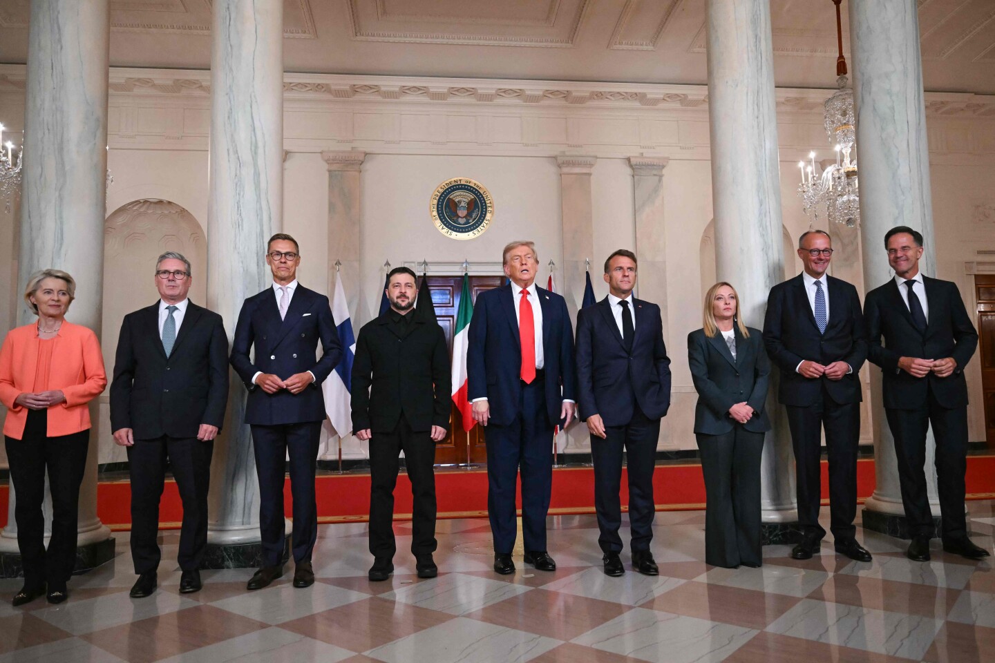 (De izq. a der.) La presidenta de la Comisión Europea, Ursula von der Leyen, el primer ministro británico, Keir Starmer, el presidente finlandés, Alexander Stubb, el presidente ucraniano, Volodymyr Zelensky, el presidente estadounidense, Donald Trump, el presidente francés, Emmanuel Macron, la primera ministra italiana, Giorgia Meloni, el canciller alemán, Friedrich Merz, y el secretario general de la OTAN, Mark Rutte, posan para una foto familiar en el Cross Hall de la Casa Blanca en Washington, D.C