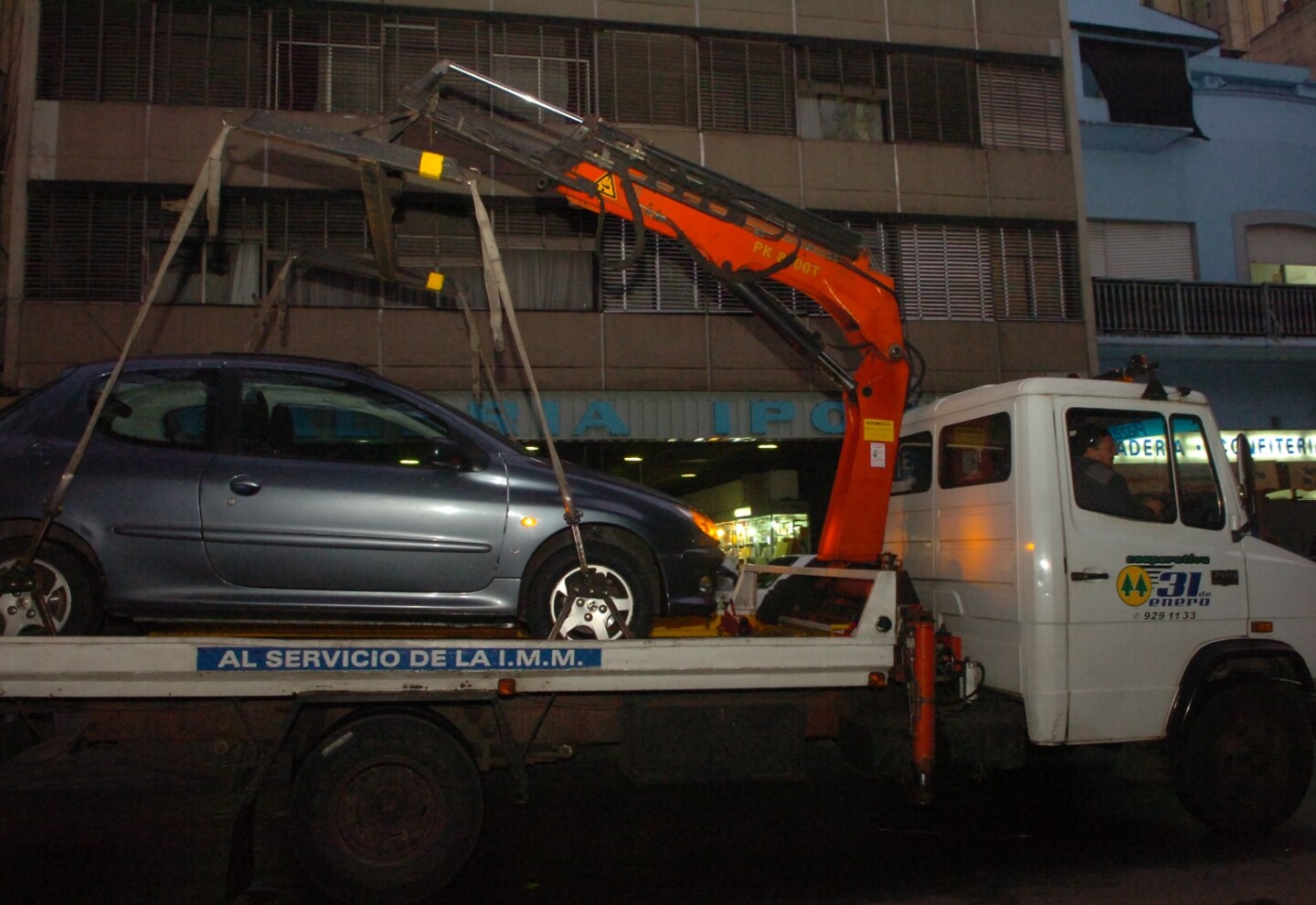 Un camión-guinche de la Cooperativa 31 de Enero prestando servicios para la Intendencia de Montevideo.