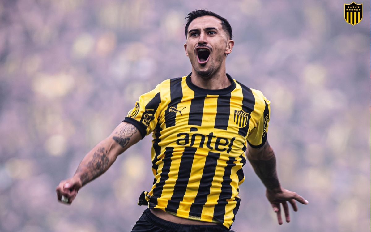 El festejo de Eduardo Darias en el partido entre Peñarol y Fénix en el Campeón del Siglo.