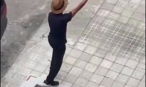 Hombre tirando piedras a una camioneta en Parque Rodó