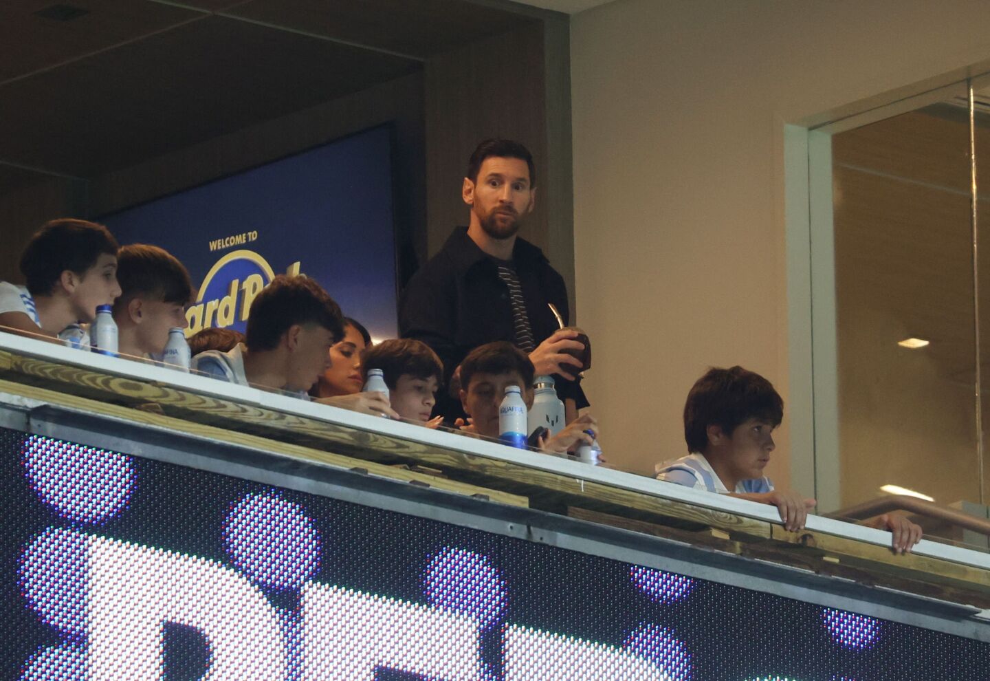 Lionel Messi en el palco del partido Argentina vs. Venezuela en Miami.