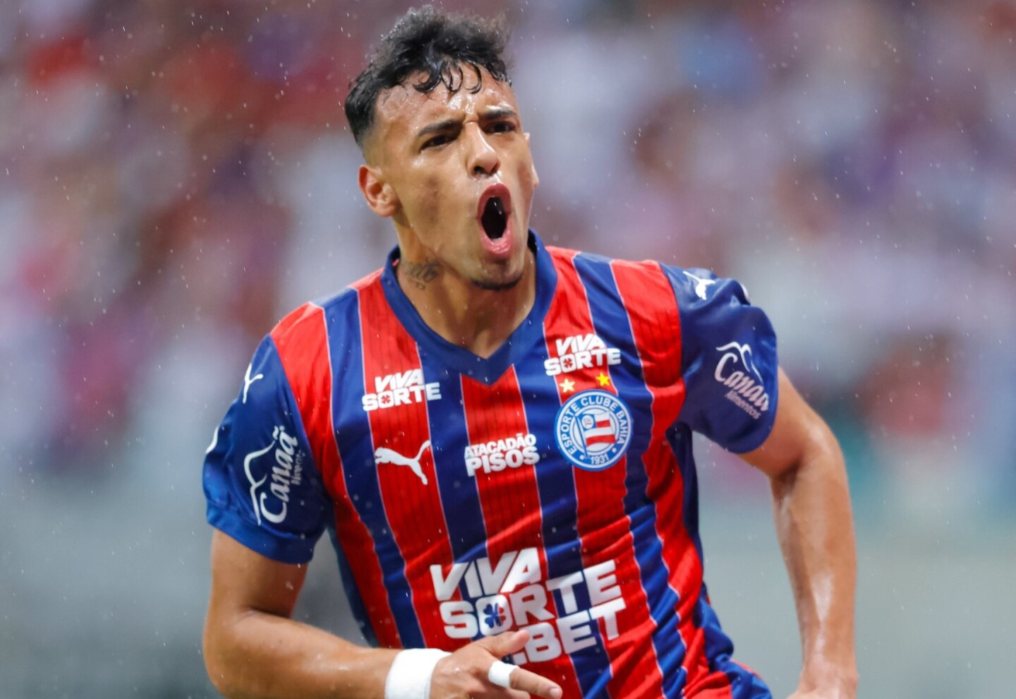 Luciano Rodríguez celebra un gol con el Bahía de Brasil
