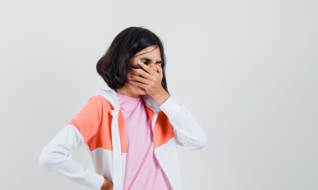 Mujer cubriéndose la boca