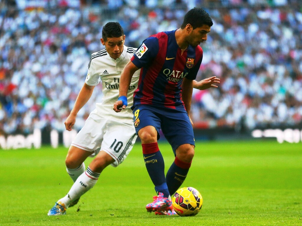 Luis Suárez ante James Rodríguez. Foto: Reuters