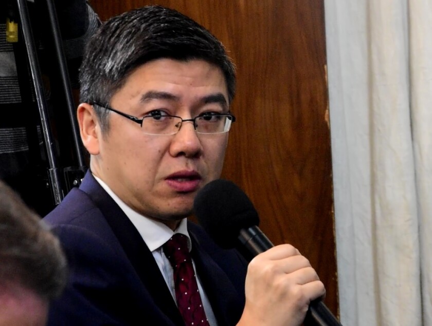 zhou-quan-responsable-de-economia-y-comercio-de-la-embajada-de-china-en-uruguay.jpg