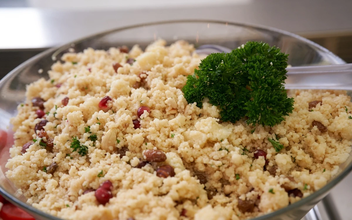 De qué está hecho el cuscús y la receta sencilla para prepararlo con caldo en cinco minutos