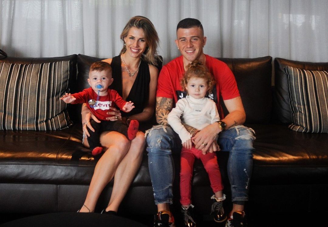 Ramírez con su esposa Anto Lima y sus dos pequeños. FOTO: Instagram.