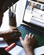 Persona buscando trabajo. Foto: Estefanía Leal.