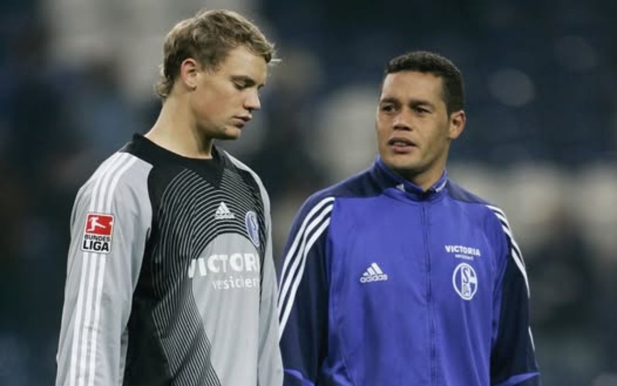 Manuel Neuer y Darío Rodríguez defendiendo los colores del Schalke 04.