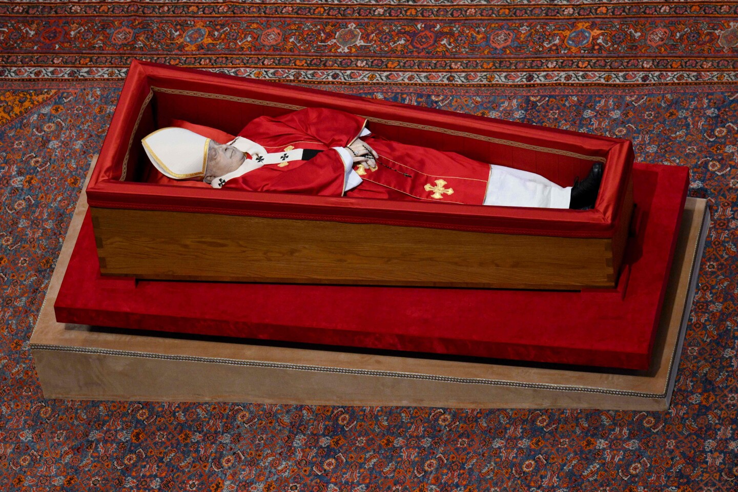 El ataúd del difunto Papa Francisco en la Basílica de San Pedro, durante una ceremonia posterior a la procesión