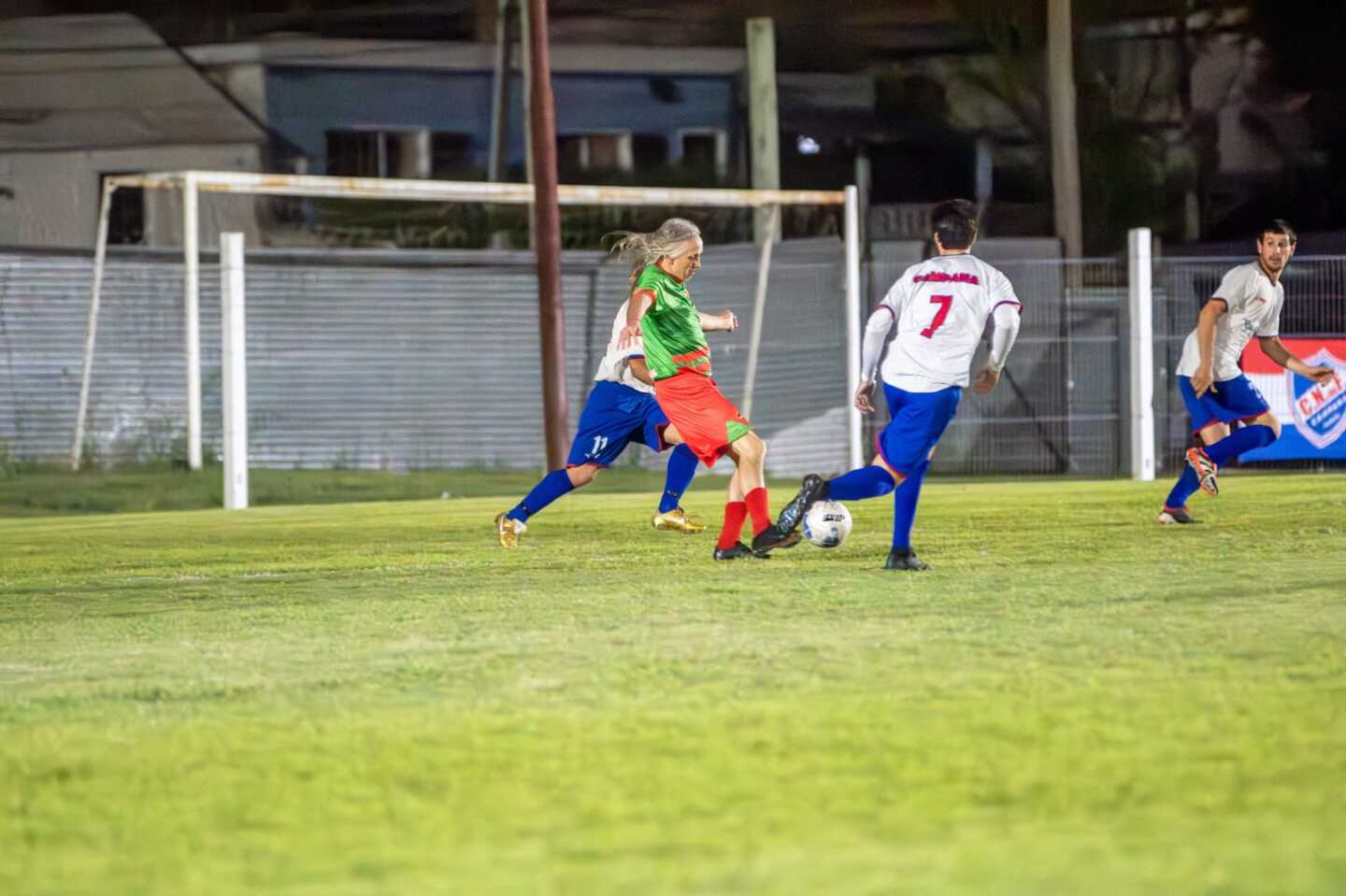 Robert Carmona en acción en Estudiantes El Colla de Rosario.