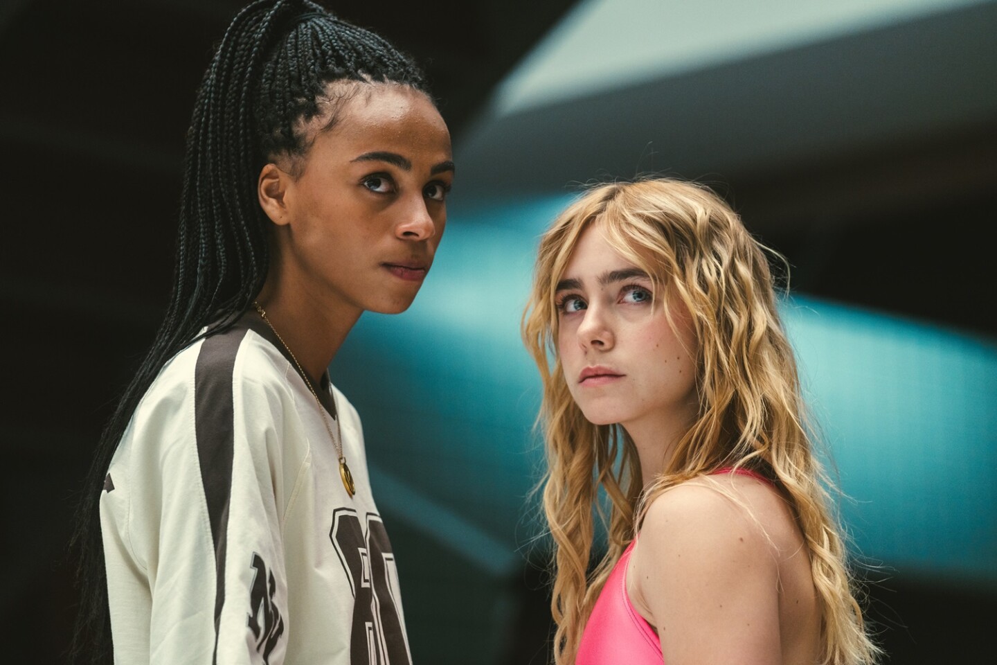 Nira Osahia y Clara Galle en la serie "Olympo".