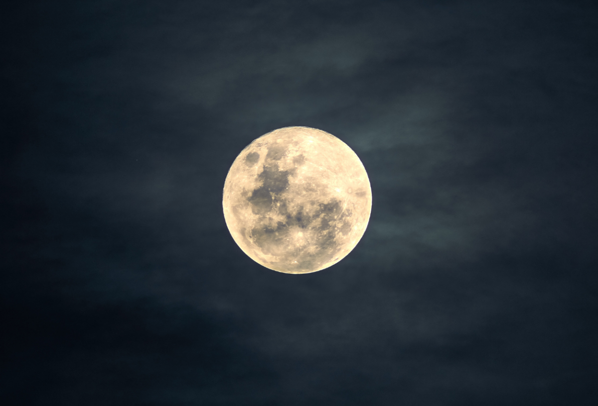 ¿En qué fase lunar estamos hoy en Uruguay?: a qué hora ver el cielo nocturno este 28 de octubre de 2026