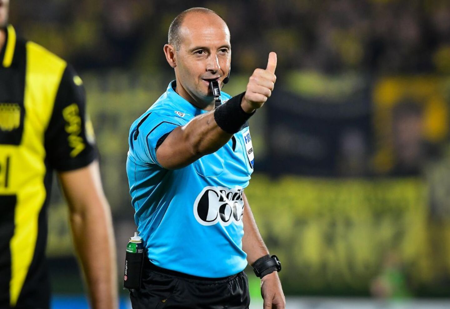 El árbitro Javier Burgos en el clásico entre Nacional y Peñarol por la Supercopa Uruguaya.