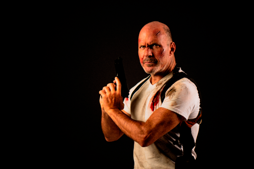 Ignacio Álvarez como Bruce Willis en "Duro de matar".