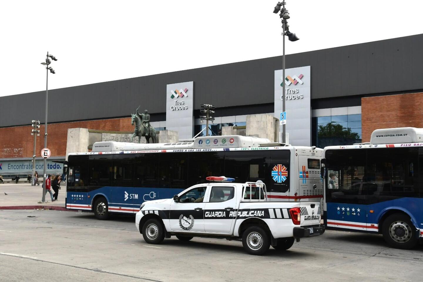 Móvil de la Guardia Republicana frente a Tres Cruces Shopping 