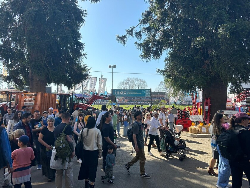 Los stands de maquinaria se ubicaron alrededor del ruedo principal, que recibió miles de personas a lo largo de la muestra