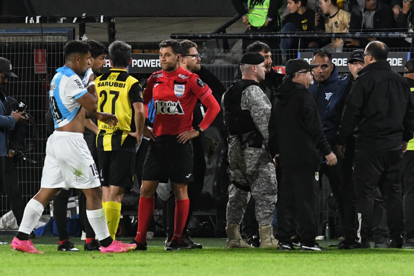Peñarol vs. Cerro en el Campeón del Siglo: el árbitro Gustavo Tejera y oficiales del operativo de seguridad.