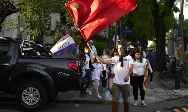 Colorados y cabildantes rumbo al bunker de Luis Lacalle Pou en Montevideo en 2019.