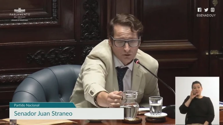 Senador Juan Straneo toma agua en el Parlamento y asegura que es de la canilla