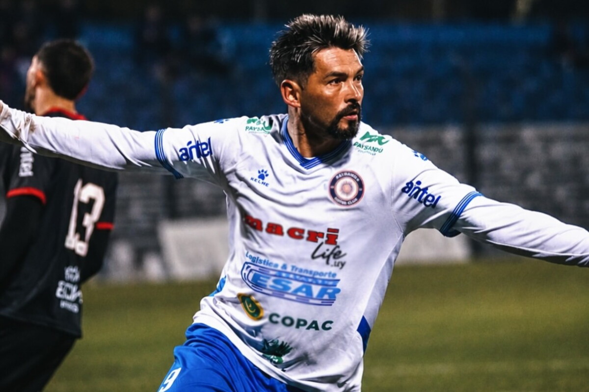 Luis López festeja su gol en el partido entre Paysandú y Fénix.
