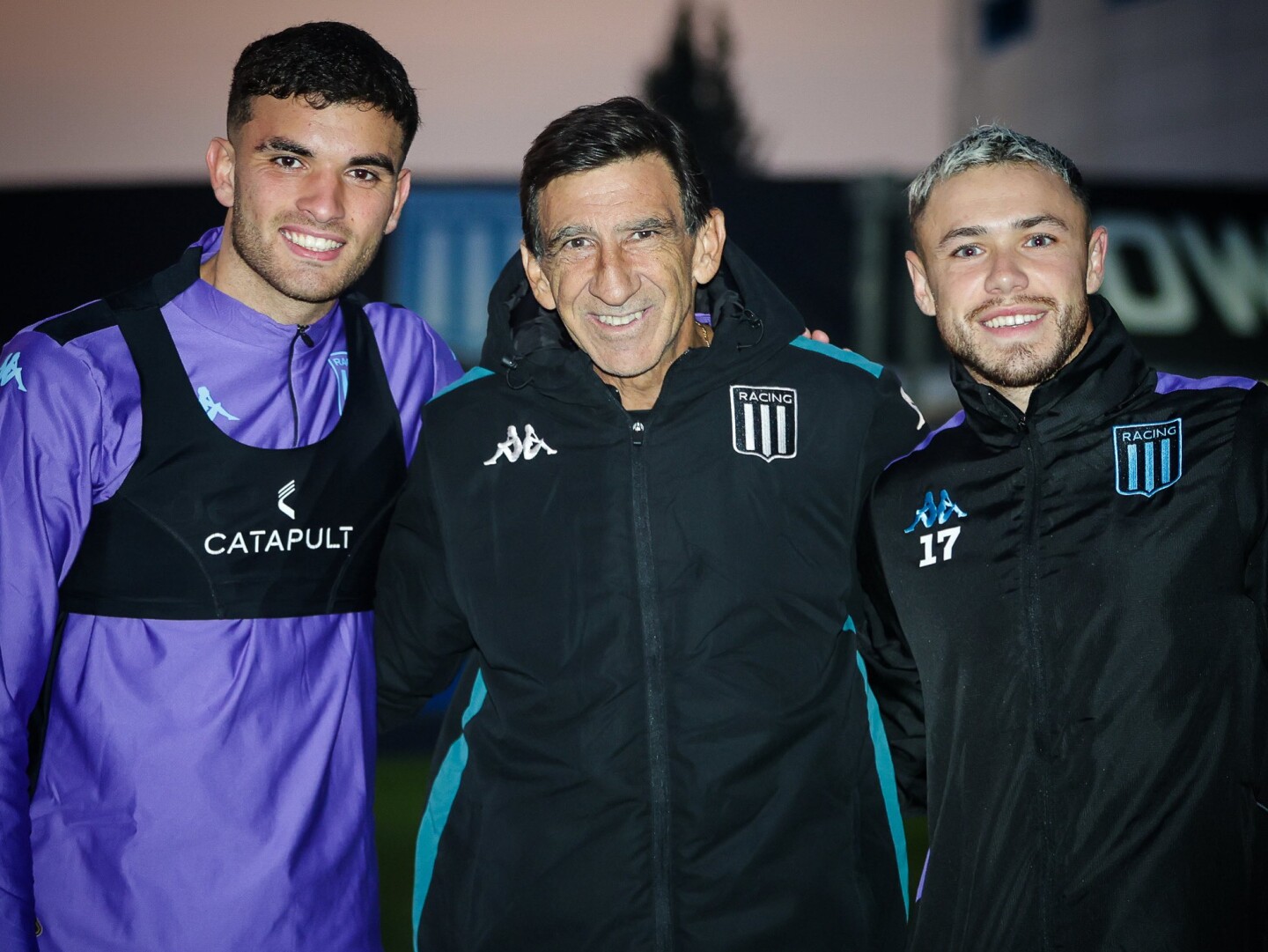 Gustavo Costas, entrenador de Racing, con Elías Torres y Tomás Conechny, dos de sus nuevas incorporaciones.