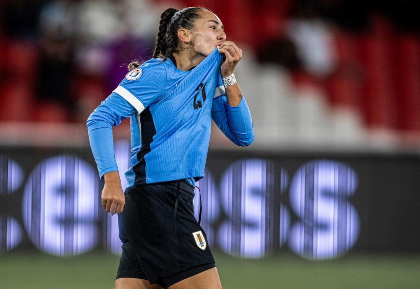 El festejo de Juliana Viera tras el gol anotado en el partido entre Uruguay y Argentina por Copa América de fútbol femenino.