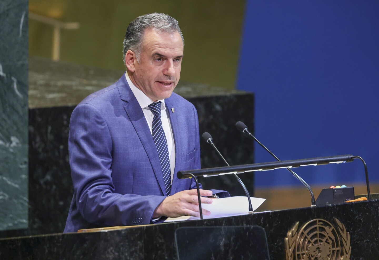 El presidente uruguayo, Yamandu Orsi, habla durante el debate general del 80º período de sesiones de la Asamblea General de las Naciones Unidas.