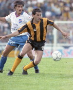 Paulinho jugando un clásico con la camiseta de Peñarol en 1991.