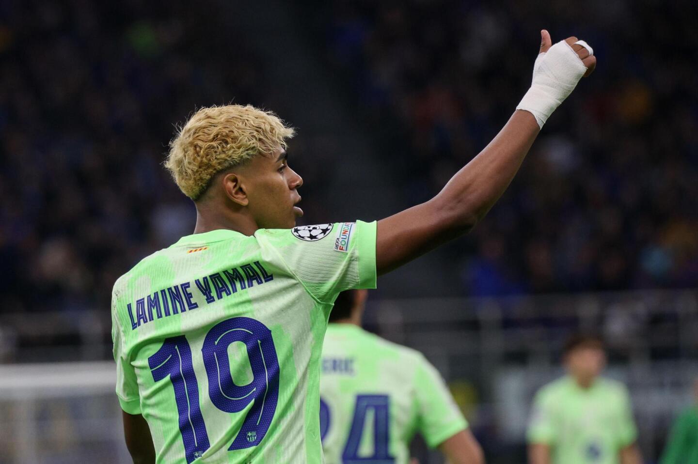 Lamine Yamal con un vendaje en su mano en el partido de vuelta entre Barcelona e Inter de Milan por Champions League.