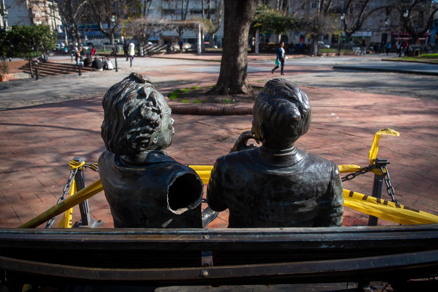 Robaron el brazo de Albert Einstein del monumento ubicado en la Plaza de los Bomberos.