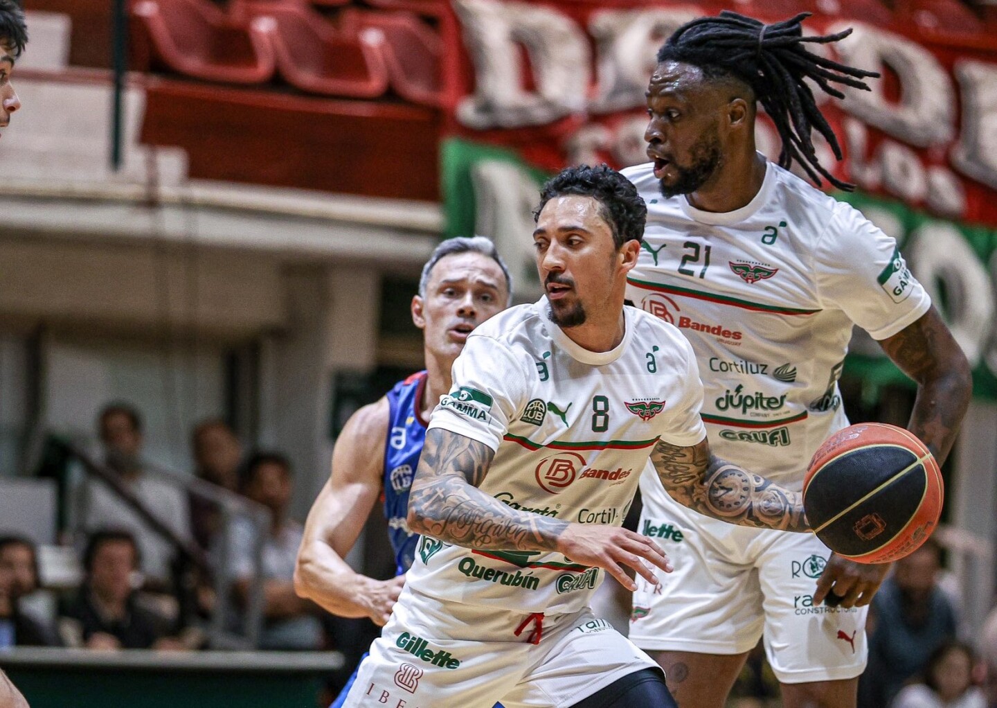 Donald Sims y Frank Hassell en Aguada por la Liga Uruguaya de Básquetbol