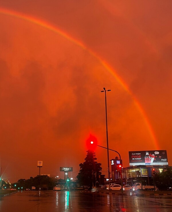 El arcoíris visto en Avenida Italia, cerca del cruce con la calle Bolivia