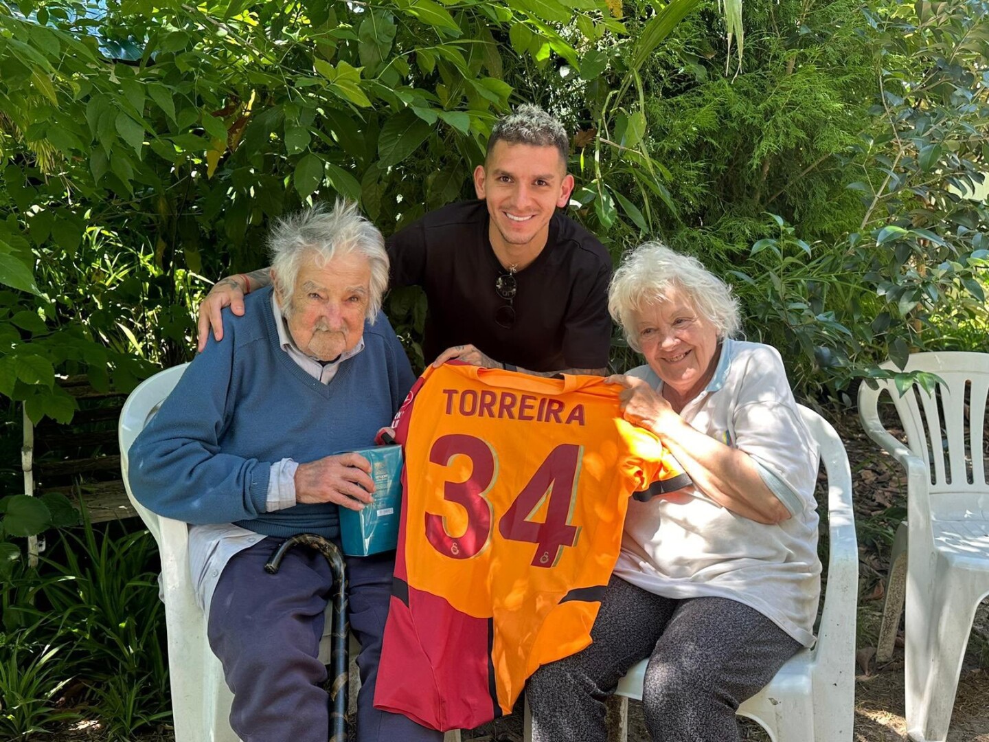 Lucas Torreira junto a José Mujica y Lucía Topolansky.