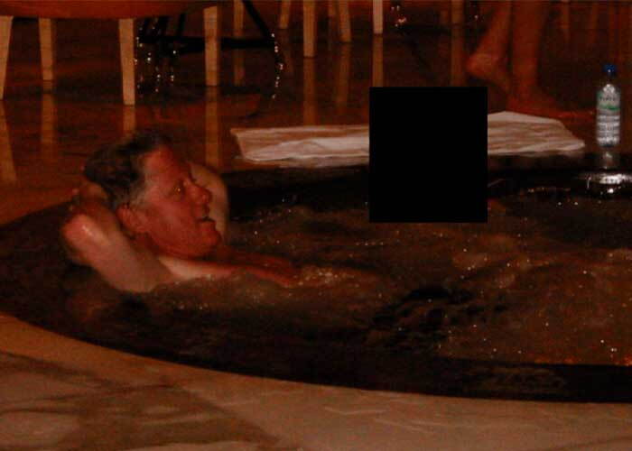 Bill Clinton en un jacuzzi. Imagen difundida el viernes 19 de diciembre por el Departamento de Justicia.