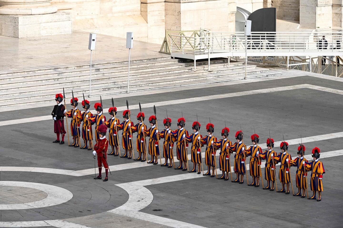 Guardias suizos se encuentran afuera de la Basílica de San Pedro antes de la procesión del ataúd del difunto Papa
